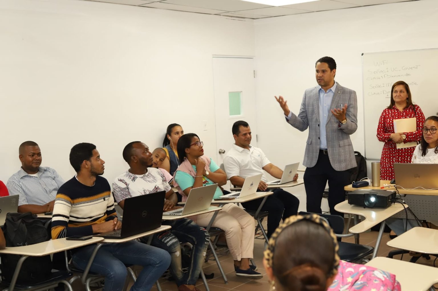 Director de Regional 15 comparte experiencias sobre la planificación por competencias