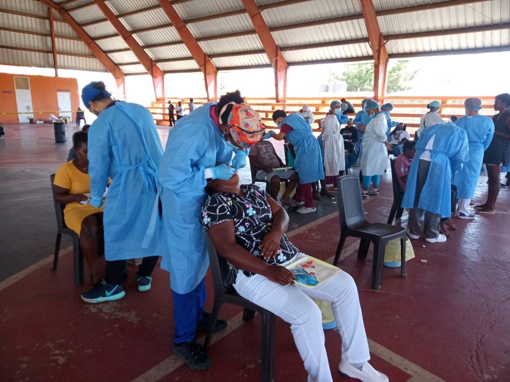 Adventistas atienden cientos de personas en operativo médico odontológico