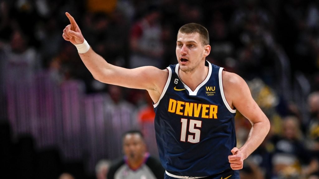 Los Nuggets dejan contra las cuerdas a los Suns