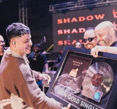 Shadow Blow recibe Disco de Oro por su “Mensaje directo” Shadow Blow recibe Disco de Oro por su “Mensaje directo”