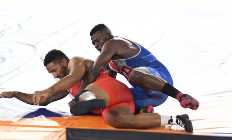 Adames logra plata en lucha, balonmano femenino se baña de bronce