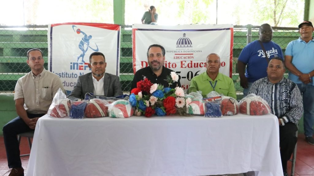 INEFI remoza cancha y entrega utilería deportiva en San Pedro de Macorís