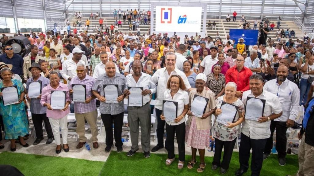 Presidente Abinader entrega 2,401 certificados de título en La Ciénaga, de un total de 3,366