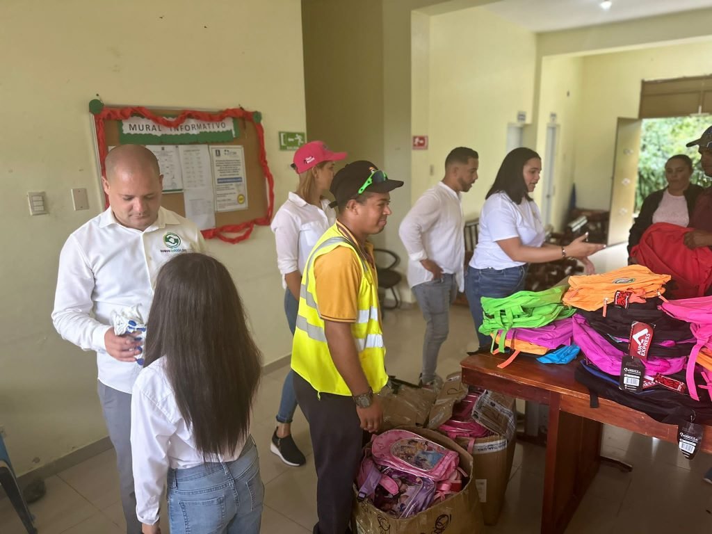 Fundación Somos de Ocoa entrega 4,500 combos de útiles escolares a estudiantes de San José de Ocoa