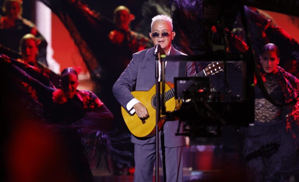 Alejandro Sanz recupera su “Corazón partío” en unos Latin Grammy de fuerte sabor andaluz