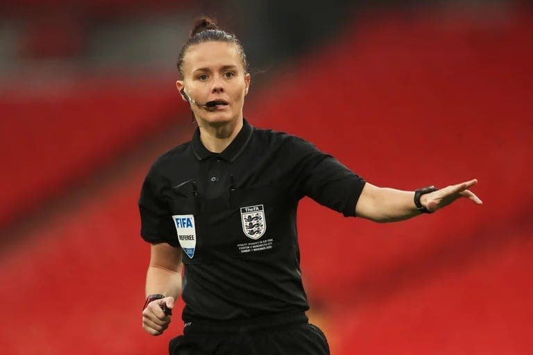 ¿Quién es Rebecca Welch, primera mujer que dirigirá un partido de la Premier League?