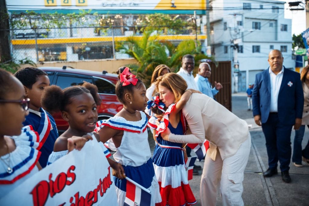 Carolina Mejía encabeza acto patrio por el natalicio de Duarte en el centro educativo Benito Juárez, en Cristo Rey