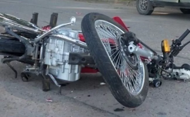 Dos muertos al chocar motocicleta con camión de basura en Arroyo Hondo