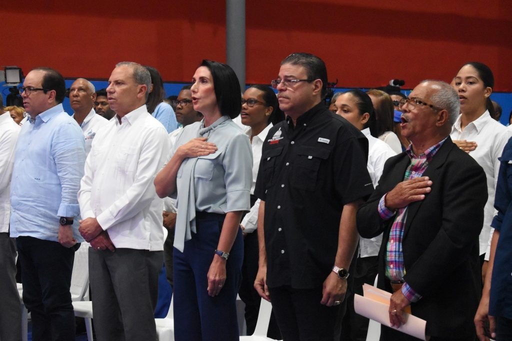 Raquel Arbaje y Camacho entregan Centro Deportivo Comunitario en Capotillo