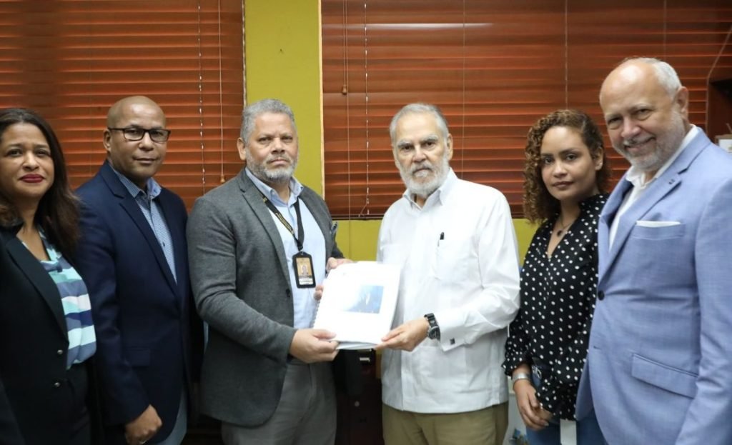 PRM entrega programa de gobierno de Abinader ante la JCE