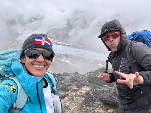 En la cumbre! Thais Herrera se convierte en la primera mujer dominicana en alcanzar la cima del Everest