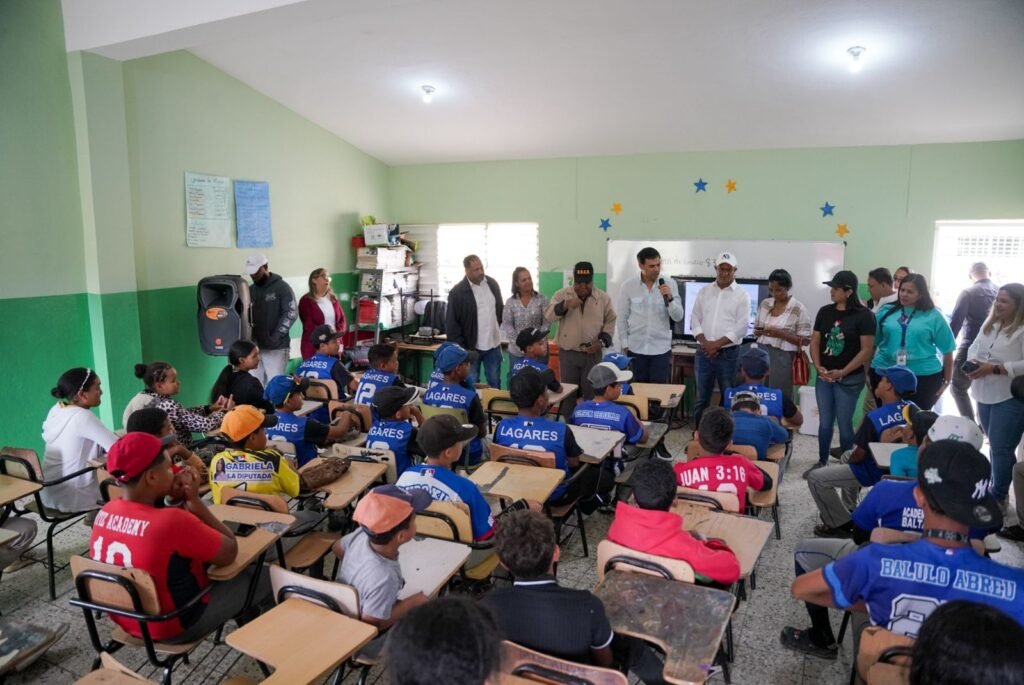 Propeep asiste decenas de familias afectadas por lluvias torrenciales en Tireo al Medio de Constanza