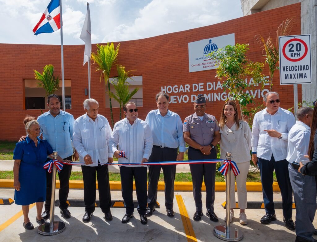 Ministro Paliza encabeza entrega de hogar de día para adultos mayores en el Nuevo Domingo Savio