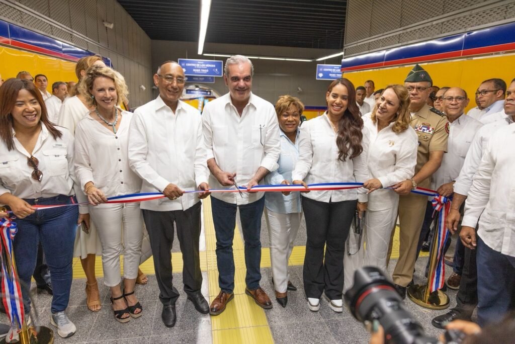 Presidente Abinader inaugura ampliación y pasillo de interconexión peatonal del Metro de Santo Domingo; trenes de 6 vagones operarán desde este domingo