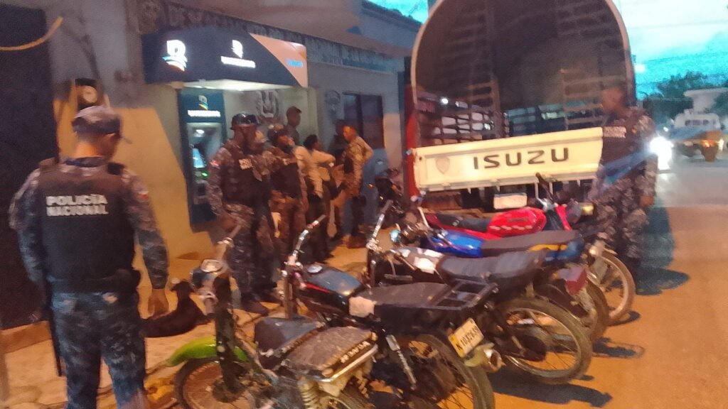 Policía ocupa decenas de motocicletas y arresta varias personas en operativos preventivos en La Victoria, SDN