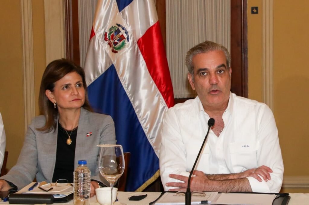 Presidente Abinader dispone suspensión de la docencia en los sectores público y privado por 48 horas en el Gran Santo y litoral Sur por tormenta Melissa