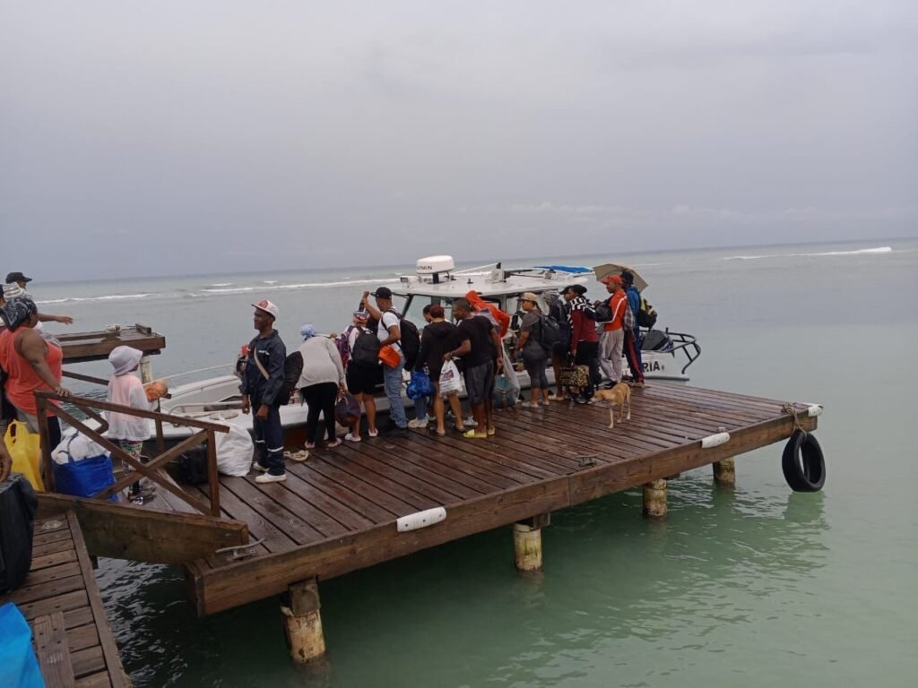 Ministerio de Defensa, a través de la Armada, ejecuta operativo de evacuación en Isla Saona ante los efectos de la tormenta Melissa