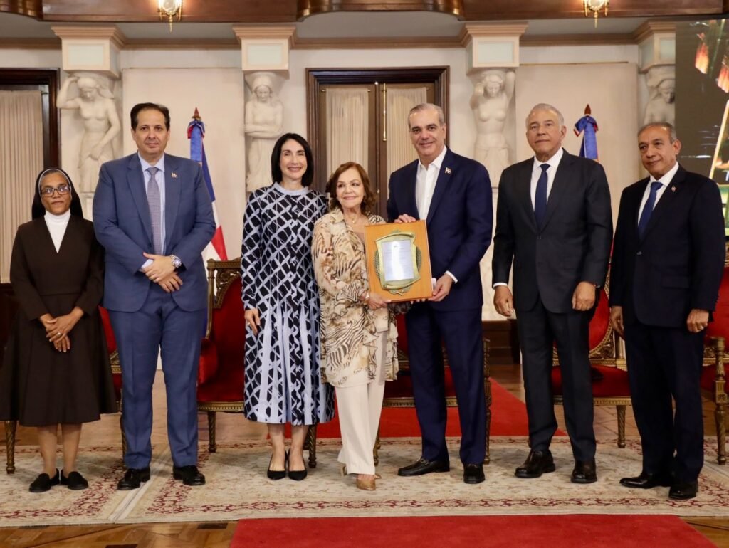 Presidente Abinader entrega premios Adulto Mayor del Año a Josefina Miniño y Protector de la Persona Envejeciente a Sor Agripina Acosta