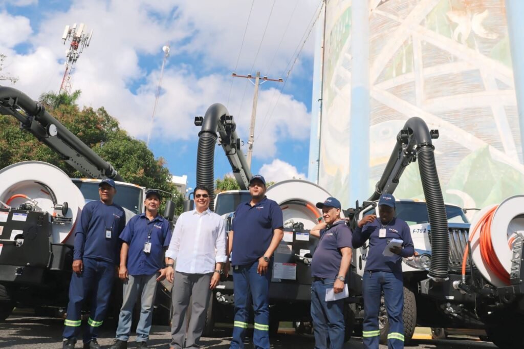 Gobierno Central entrega cuatro camiones succionadores de los más modernos de América para servicio de la CAASD