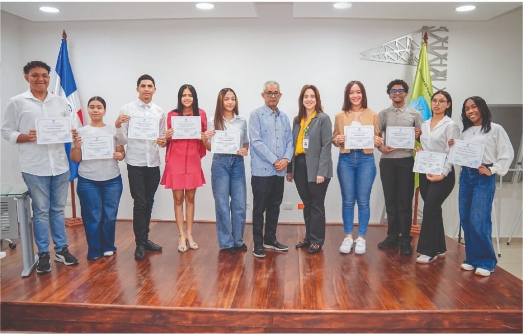 ETED fortalece su programa institucional de becas en apoyo a la juventud dominicana