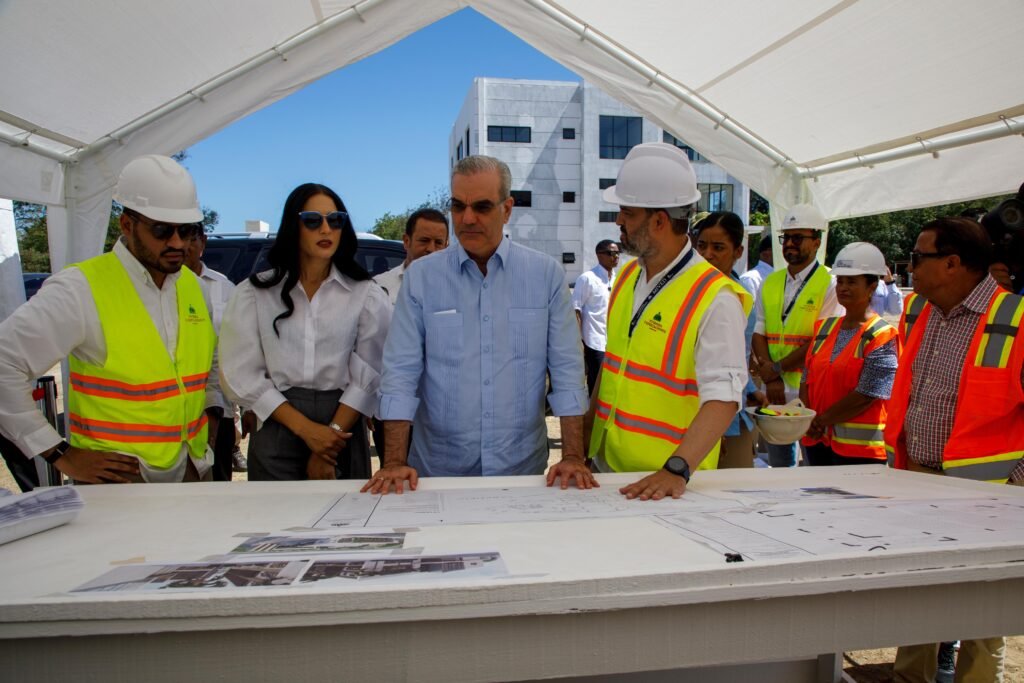 Presidente Abinader inaugura techados en los municipios de Villa Los Almácigos y Monción para impulsar el deporte y la sana recreación