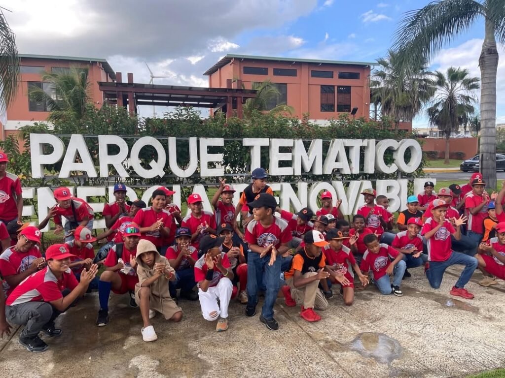 Jugadores de la Liga Deportiva Quezada visitan el Parque Temático de Energías Renovables de Ciudad Juan Bosch