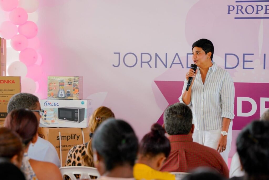 PROPEEP y DASAC llevan alegría a las madres de Baitoa, Santiago, con múltiples regalos