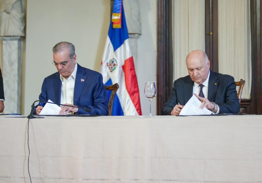 Presidente Luis Abinader firma acuerdo de colaboración entre FINJUS y la Consultoría Jurídica del Poder Ejecutivo orientado al fortalecimiento del Estado social y democrático de derecho, institucionalidad y lseguridad jurídica del país