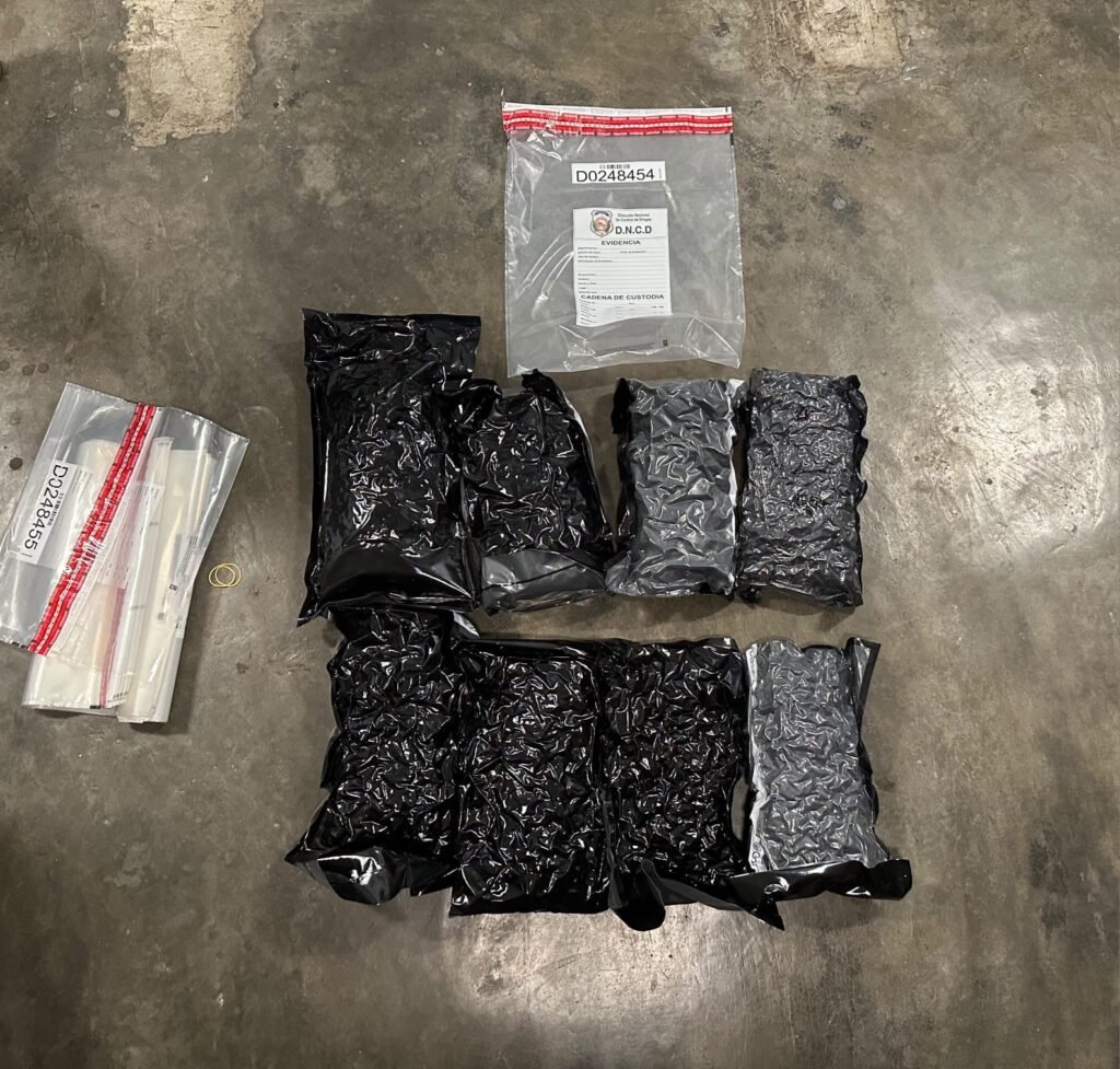 Operativos de inspecciòn : Incautan en el Aila ocho paquetes y latas llenas de Marihuana