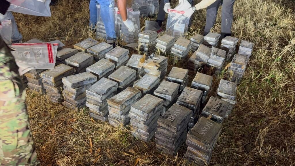 DNCD arresta tres hombres e incauta 247 paquetes de presunta cocaína durante persecuciòn en Santo Domingo