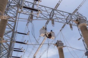 ETED fortalece la infraestructura de transmisión mediante trabajos estratégicos en líneas de transmisión, este viernes
