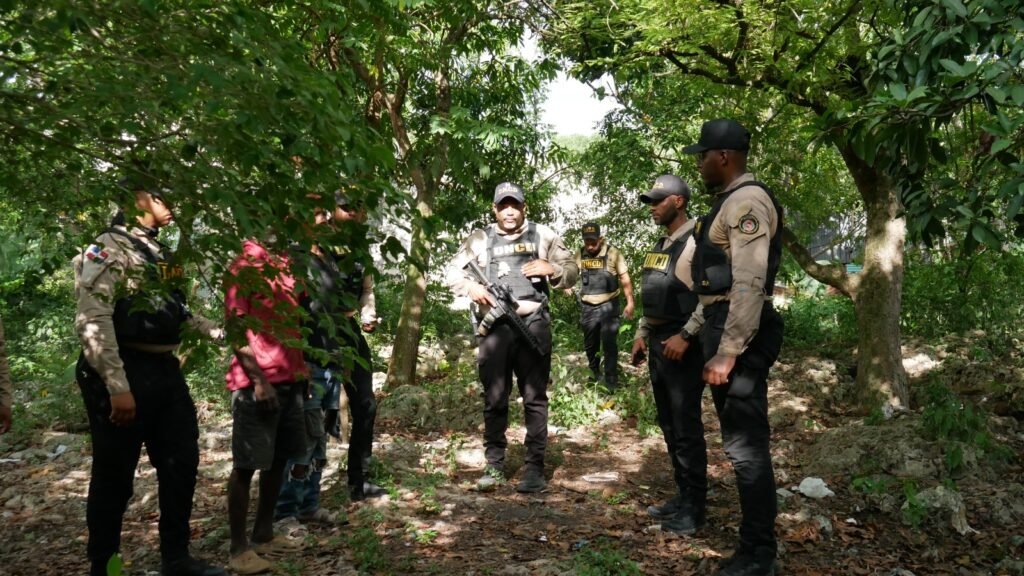 DNCD y MP sacan de circulaciòn más de 5,000 gramos de drogas y arresta a 15 personas en Boca Chica