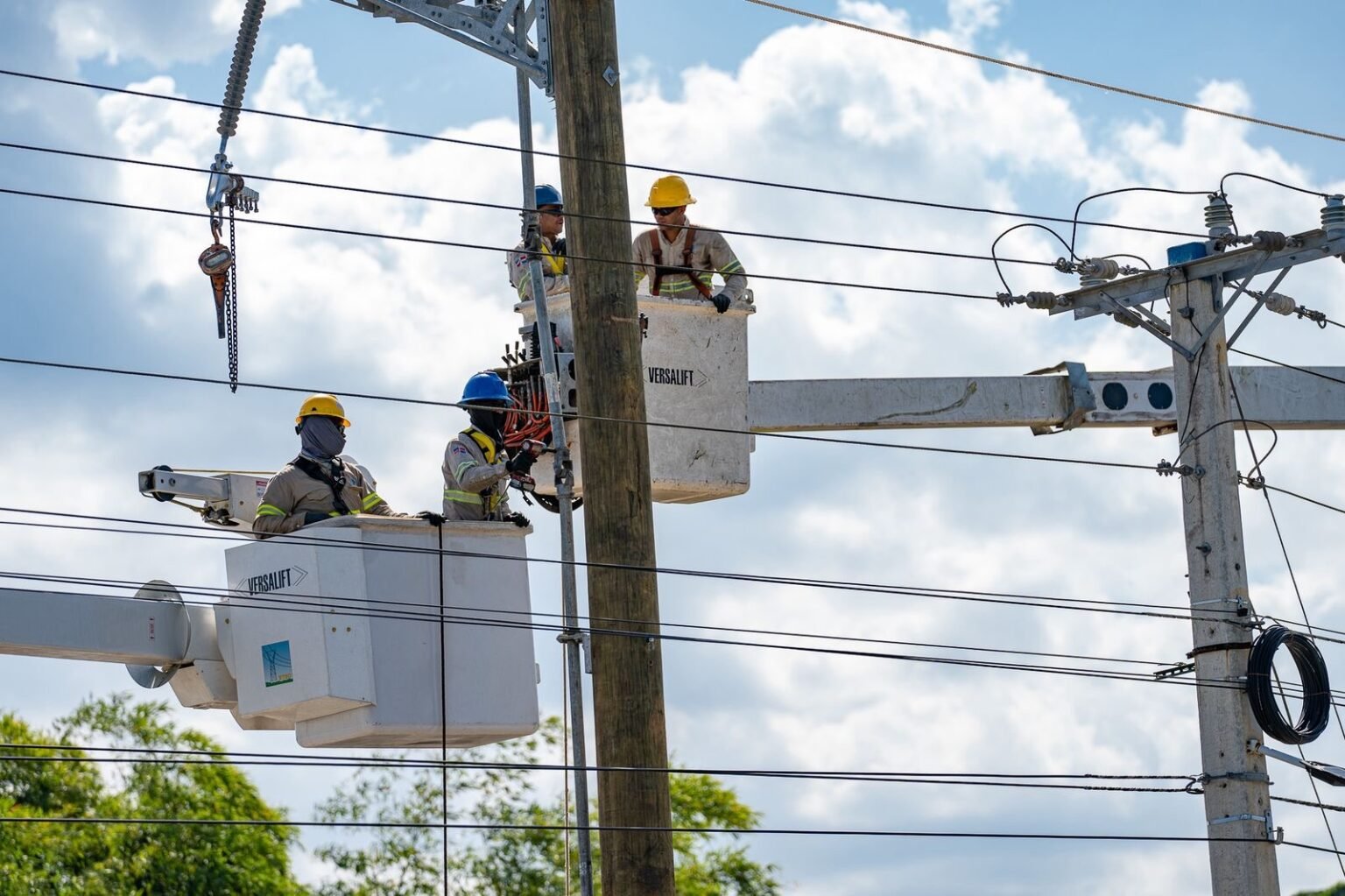 ETED fortalece la infraestructura de transmisión eléctrica con reemplazo de estructuras en la línea 69 kV Pimentel–Hatillo, este lunes
