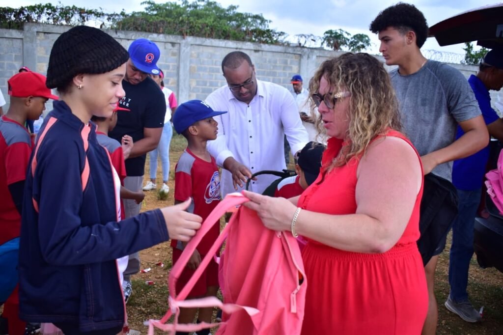 The Empower All Stars Foundation entrega más de 700 mochilas a niños de Villa Altagracia, Jima Arriba y Ciudad Juan Bosch