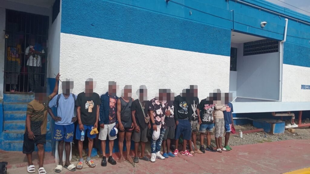 Amplio despliegue de Migración en Tenares culmina con 57 extranjeros detenidos