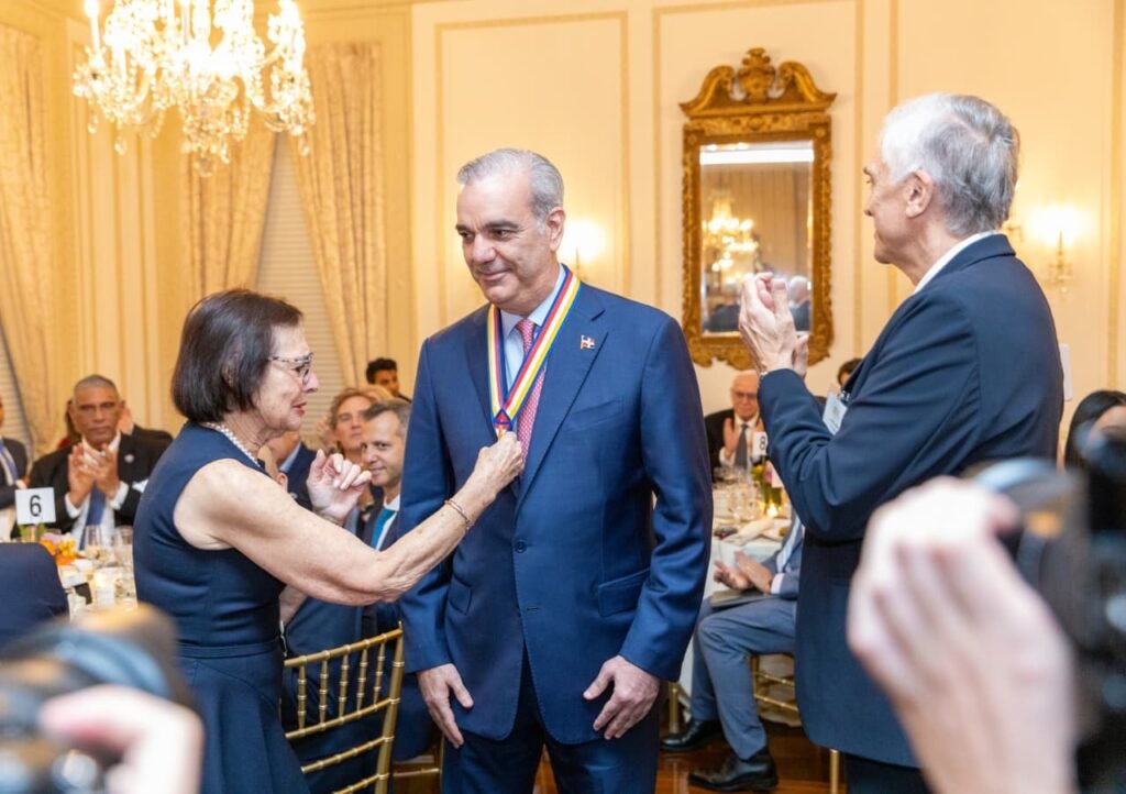 Presidente Abinader es reconocido con la Insignia de Oro, el más alto honor de Americas Society por su liderazgo y el impacto de su gestión en la República Dominicana y el hemisferio