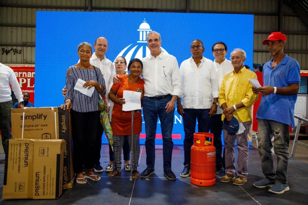 Más de 9 mil hogares en Santiago son impactados con entrega de enseres, soluciones habitacionales y asistencia alimentaria a familias vulnerables